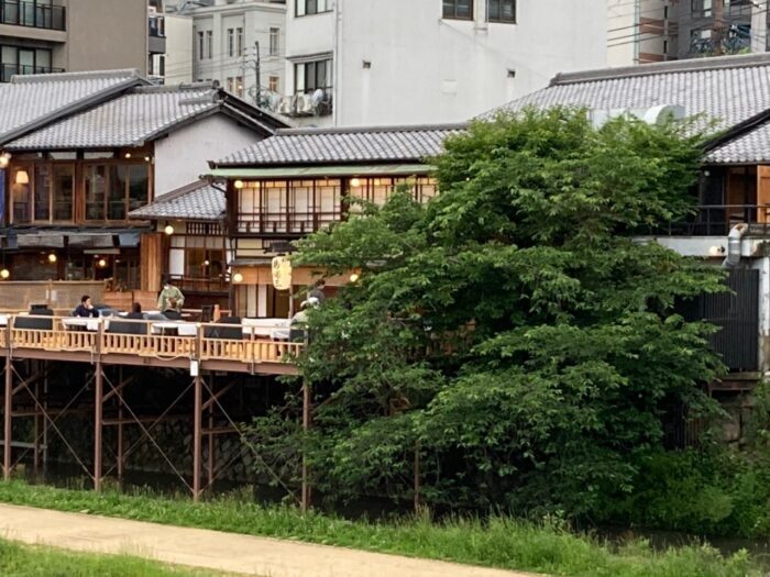 什麼是川床？帶你了解川床的樂趣與京料理的魅力｜穿上和服或浴衣，盡情感受京都風情｜和服租賃就來京都「租賃和服岡本」！