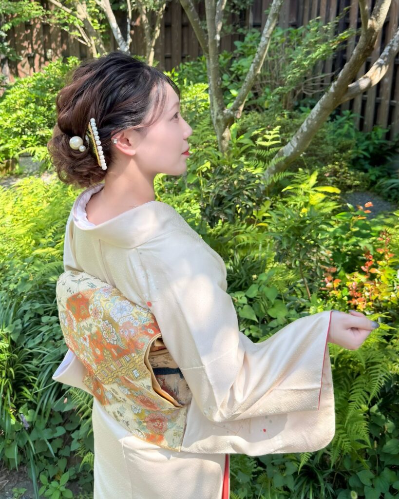 新緑に映える着物姿の女性